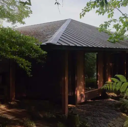 DESAIN RUMAH UNIK DENGAN KONSEP ATAP ORIGAMI