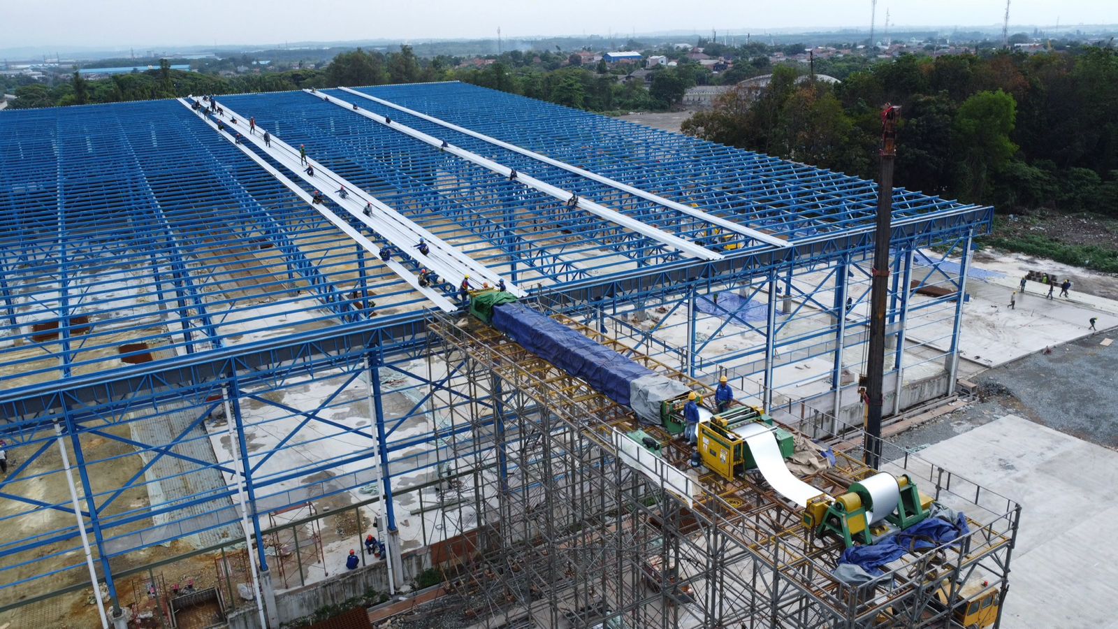 ROLL ON SITE: SOLUSI KEMUDAHAN ATAP BENTANG PANJANG